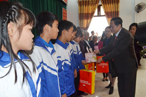Đồng chí Trần Thanh Mẫn, Ủy viên BCH trung ương Đảng, Phó Chủ tịch Ủy ban trung ương MTTQ Việt Nam trào quà cho NCT và các cháu nhỏ đang sinh sống tại Trung tâm.